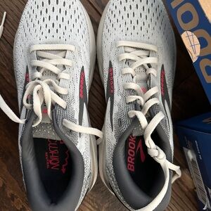 Brooks Ghost 16 NWT  8.5 Women's Running Shoes in Light Gray with Pink